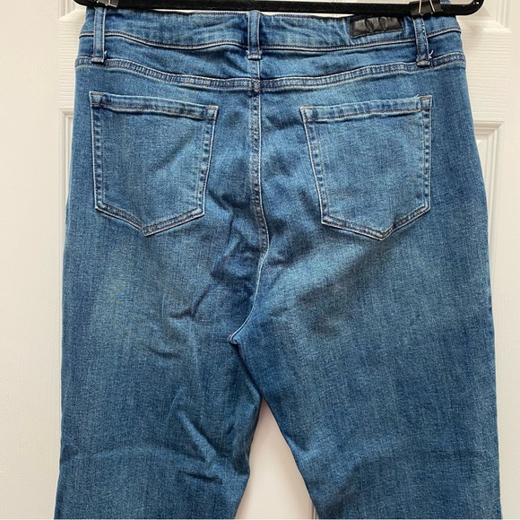 Kenneth Cole New York High Rise Straight Leg Button Fly Medium Blue Wash Jeans - Picture 6 of 6